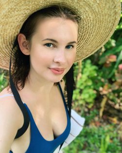 Анна Цуканова